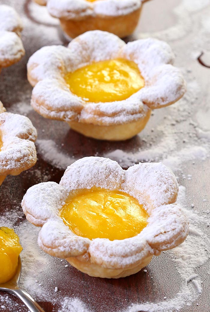 Flower-shaped lemon tarts