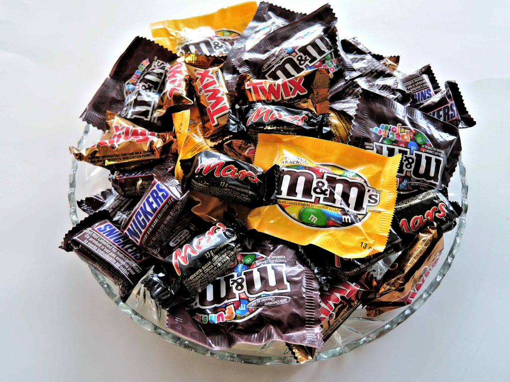 Various brand named wrapped minis in a clear bowl