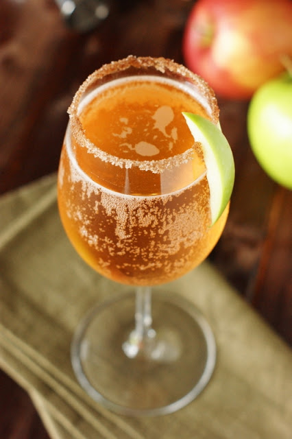 Sparkling apple pie cocktail